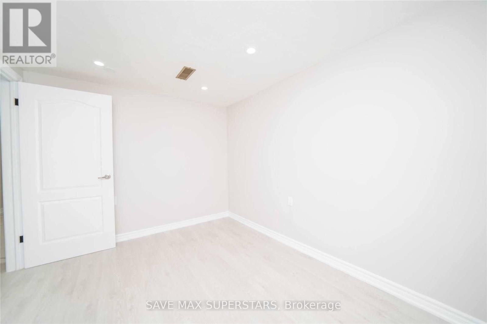 B- 372 Adelaide Avenue, Oshawa, ON photo 14
