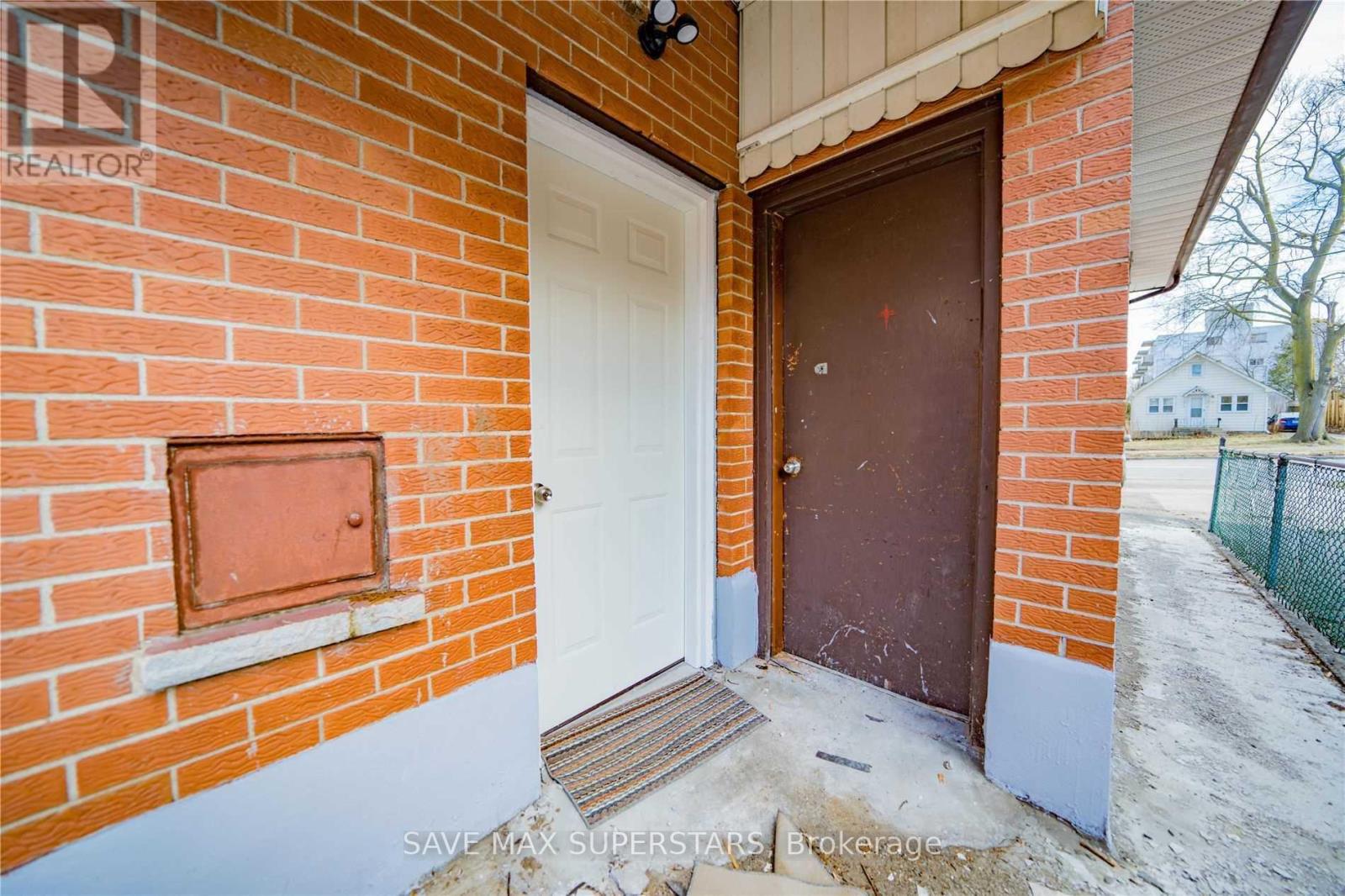 B- 372 Adelaide Avenue, Oshawa, ON photo 2
