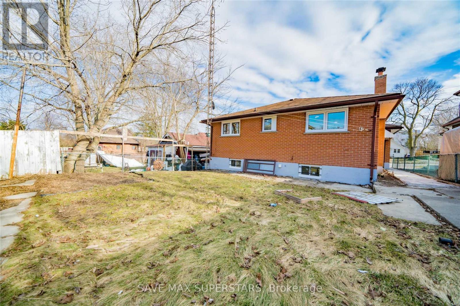 B- 372 Adelaide Avenue, Oshawa, ON photo 3