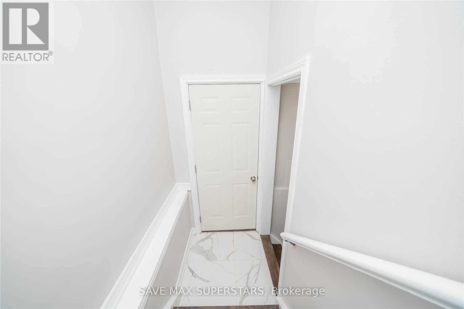 B- 372 Adelaide Avenue, Oshawa, ON photo 4