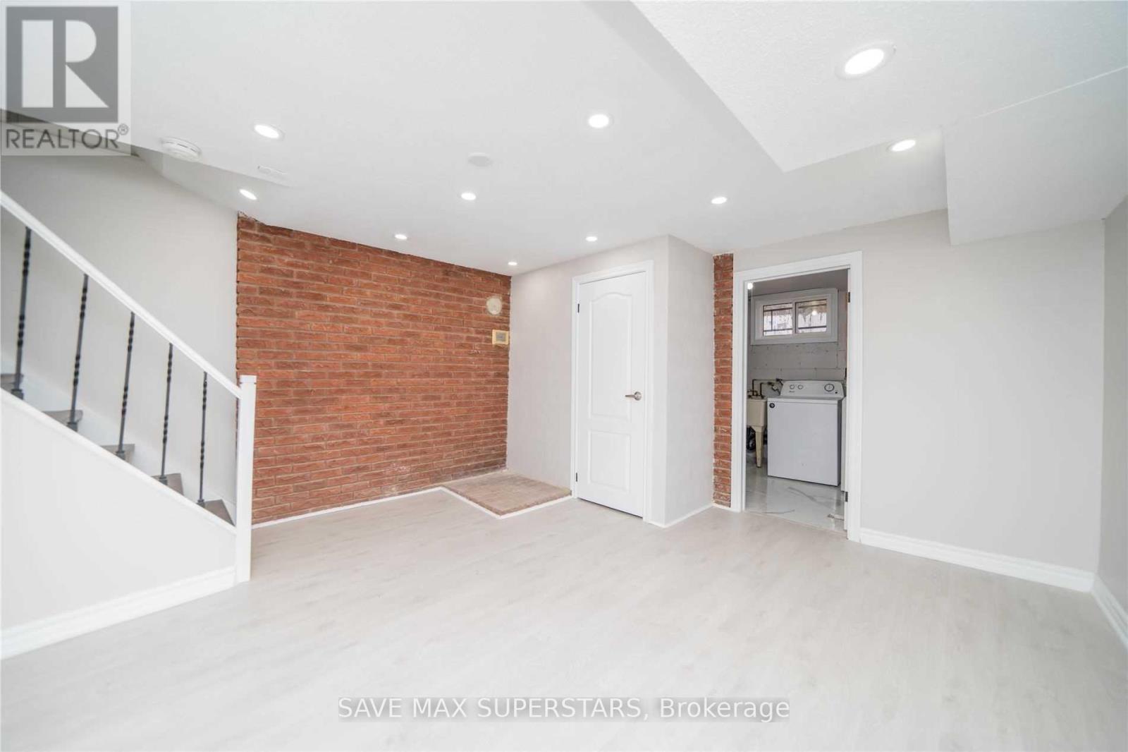 B- 372 Adelaide Avenue, Oshawa, ON photo 5