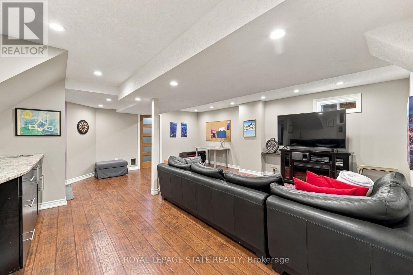 79 LIVINGSTONE DRIVE - 40