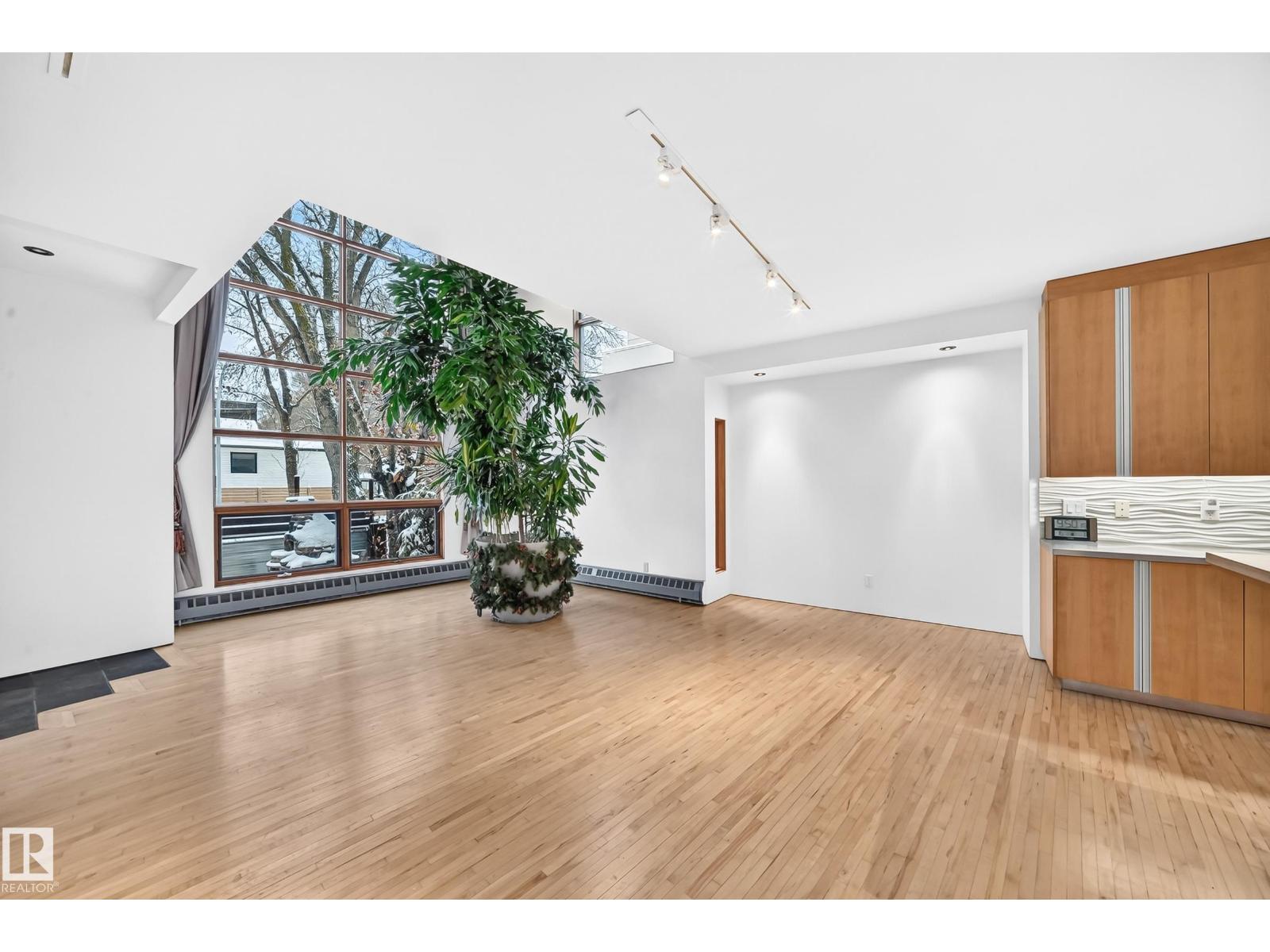 9318 109 AV NW, Edmonton