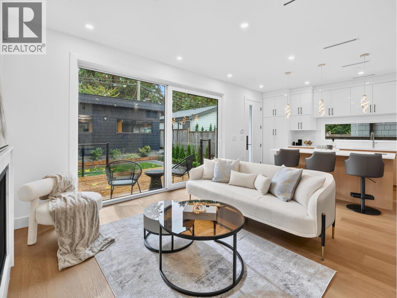 Photo 9 of 2 950 W 17TH AVENUE
