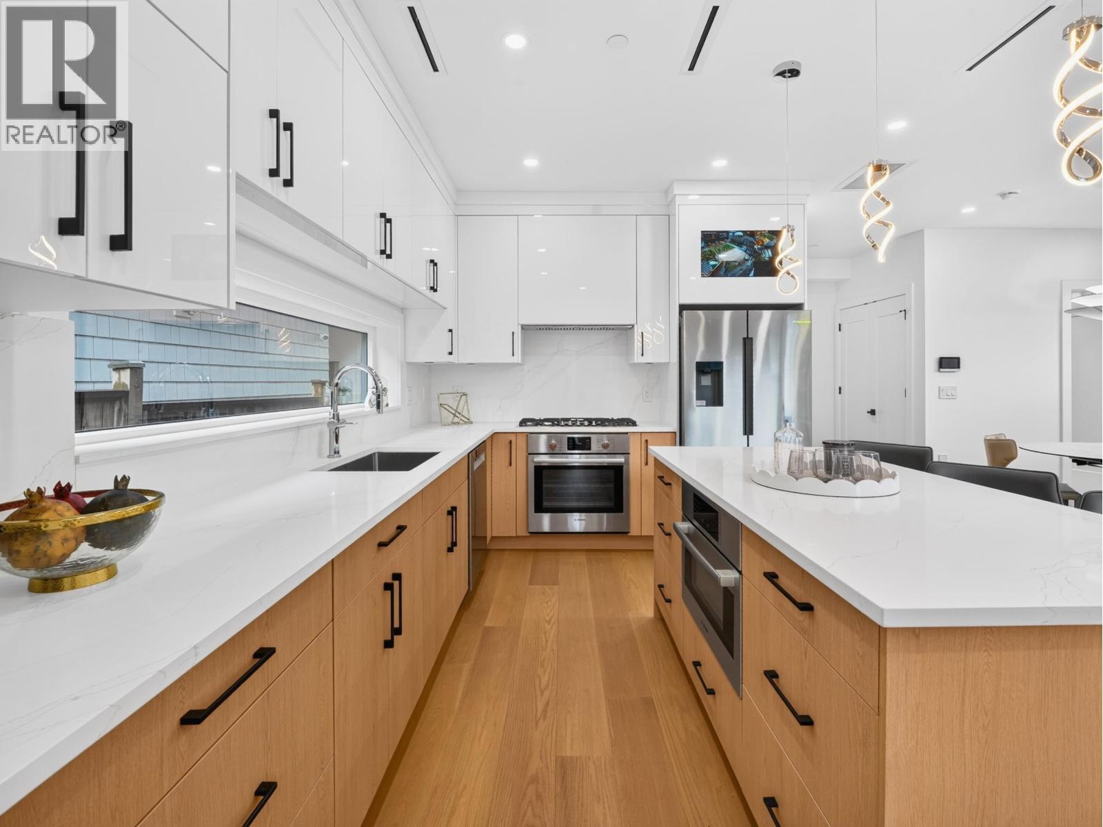 Photo 6 of 2 950 W 17TH AVENUE