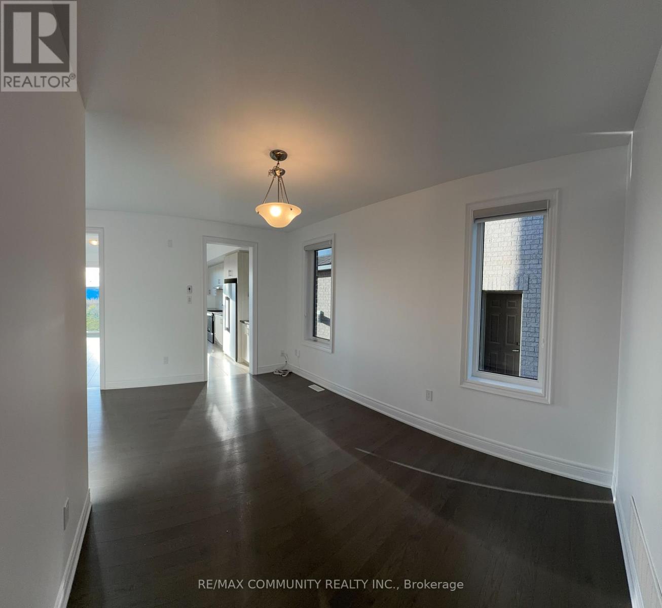 6 Wesley Brooks Street, Clarington, ON photo 2
