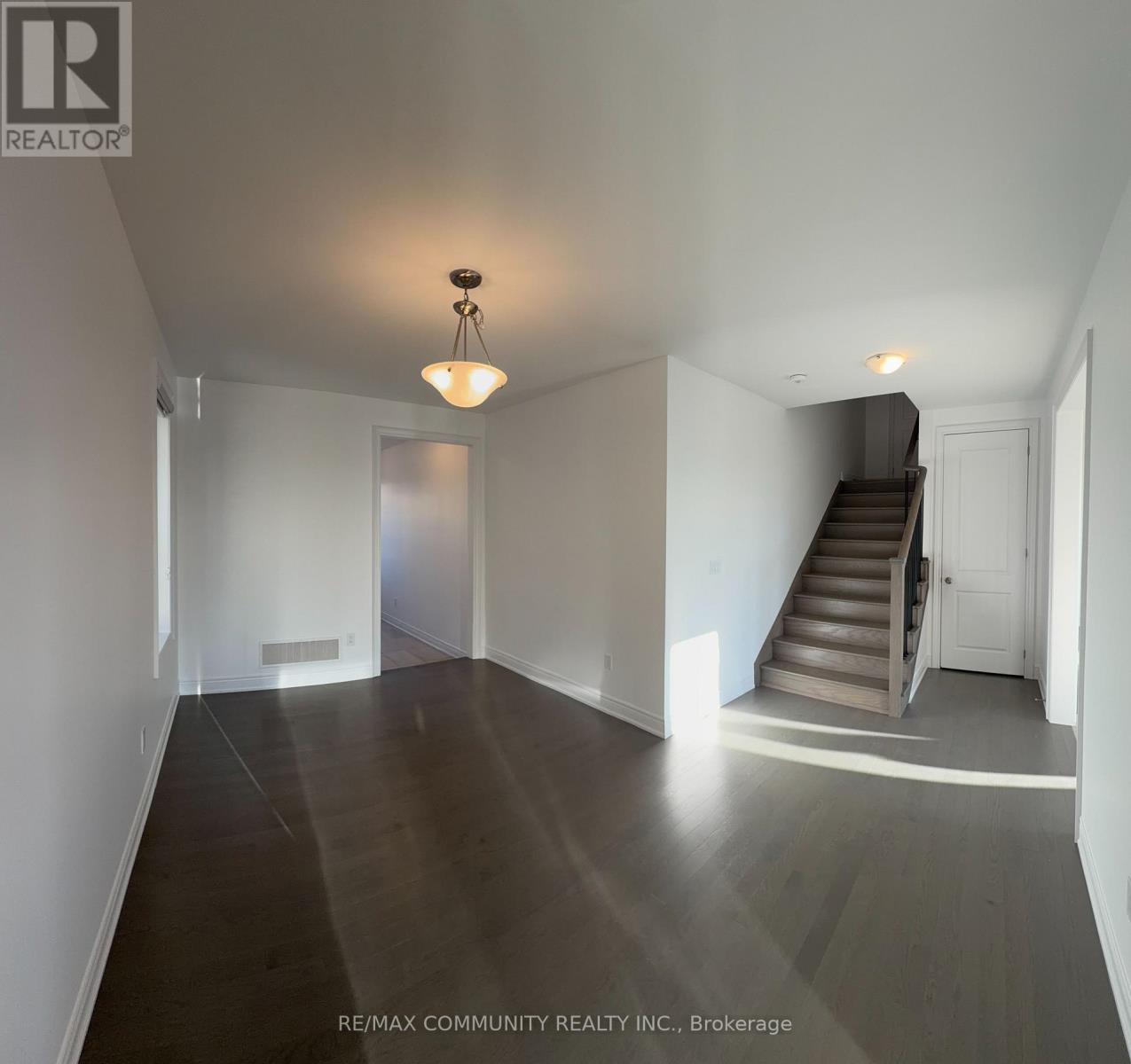 6 Wesley Brooks Street, Clarington, ON photo 4