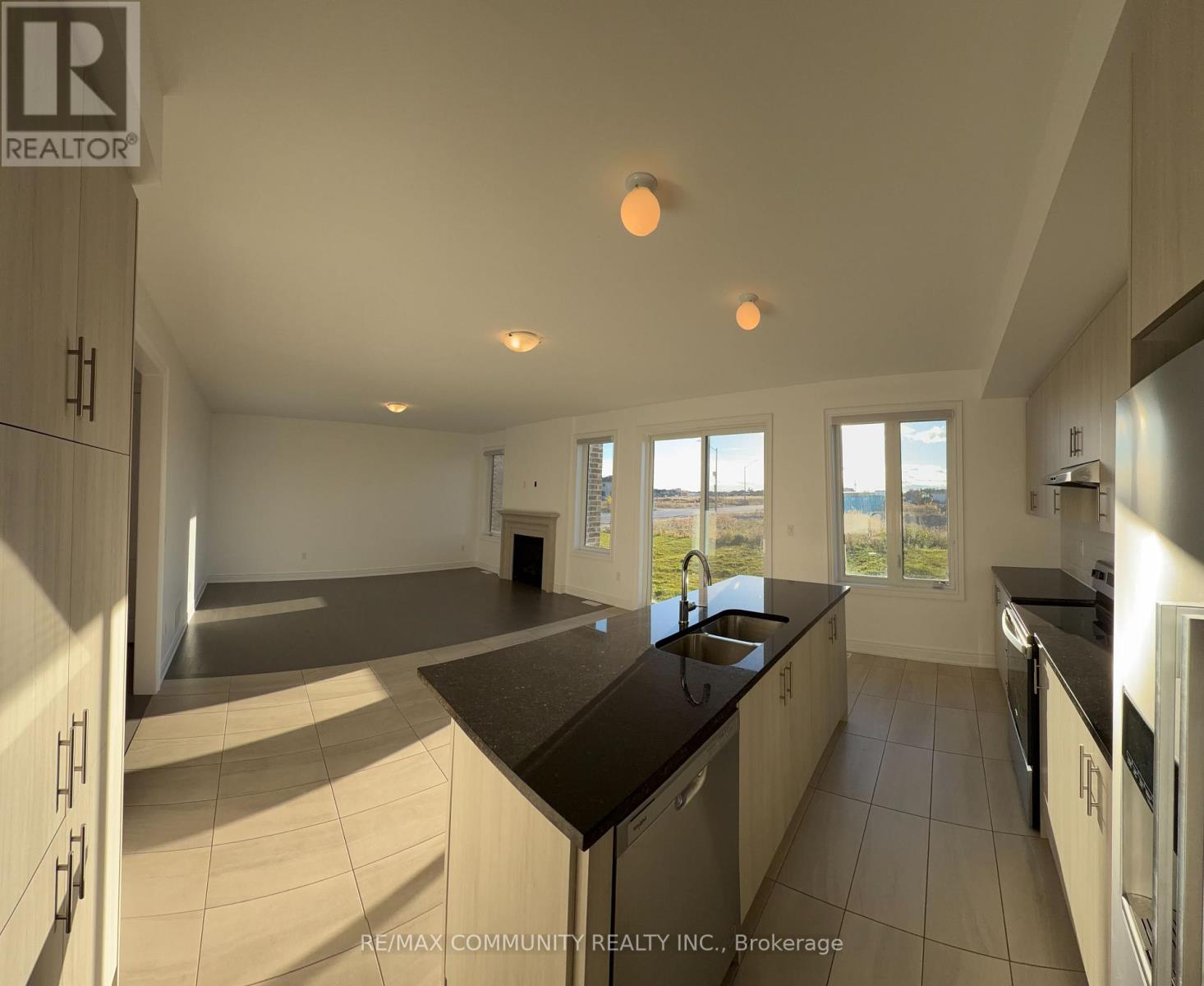 6 Wesley Brooks Street, Clarington, ON photo 5