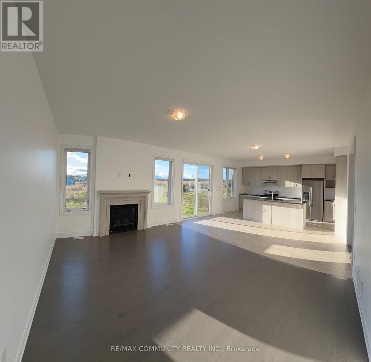 6 Wesley Brooks Street, Clarington, ON photo 7