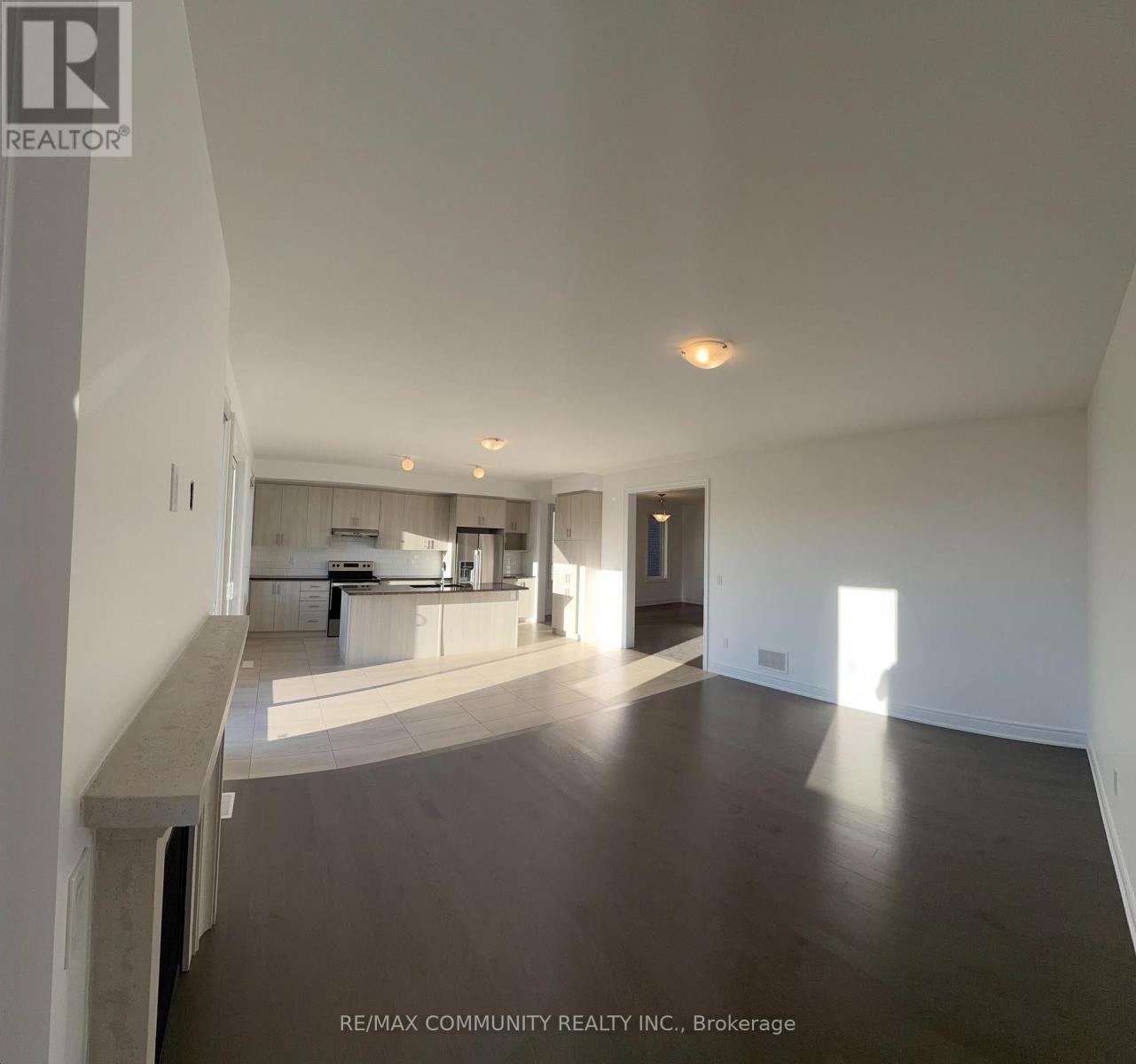 6 Wesley Brooks Street, Clarington, ON photo 8