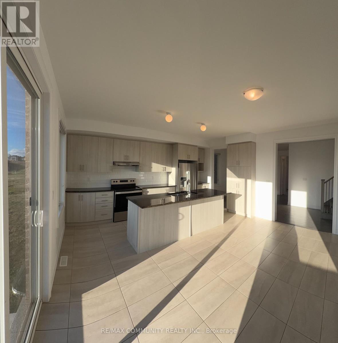 6 Wesley Brooks Street, Clarington, ON photo 9