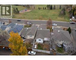 14 Heritage Road W, Lethbridge — photo 2