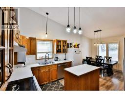 14 Heritage Road W, Lethbridge — photo 8