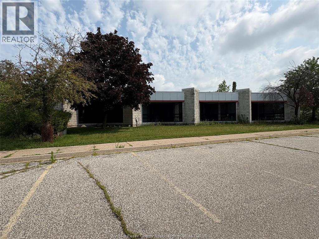 MLS# 26026602: 3909 GRAND MARAIS Road Unit# C, Windsor, Canada