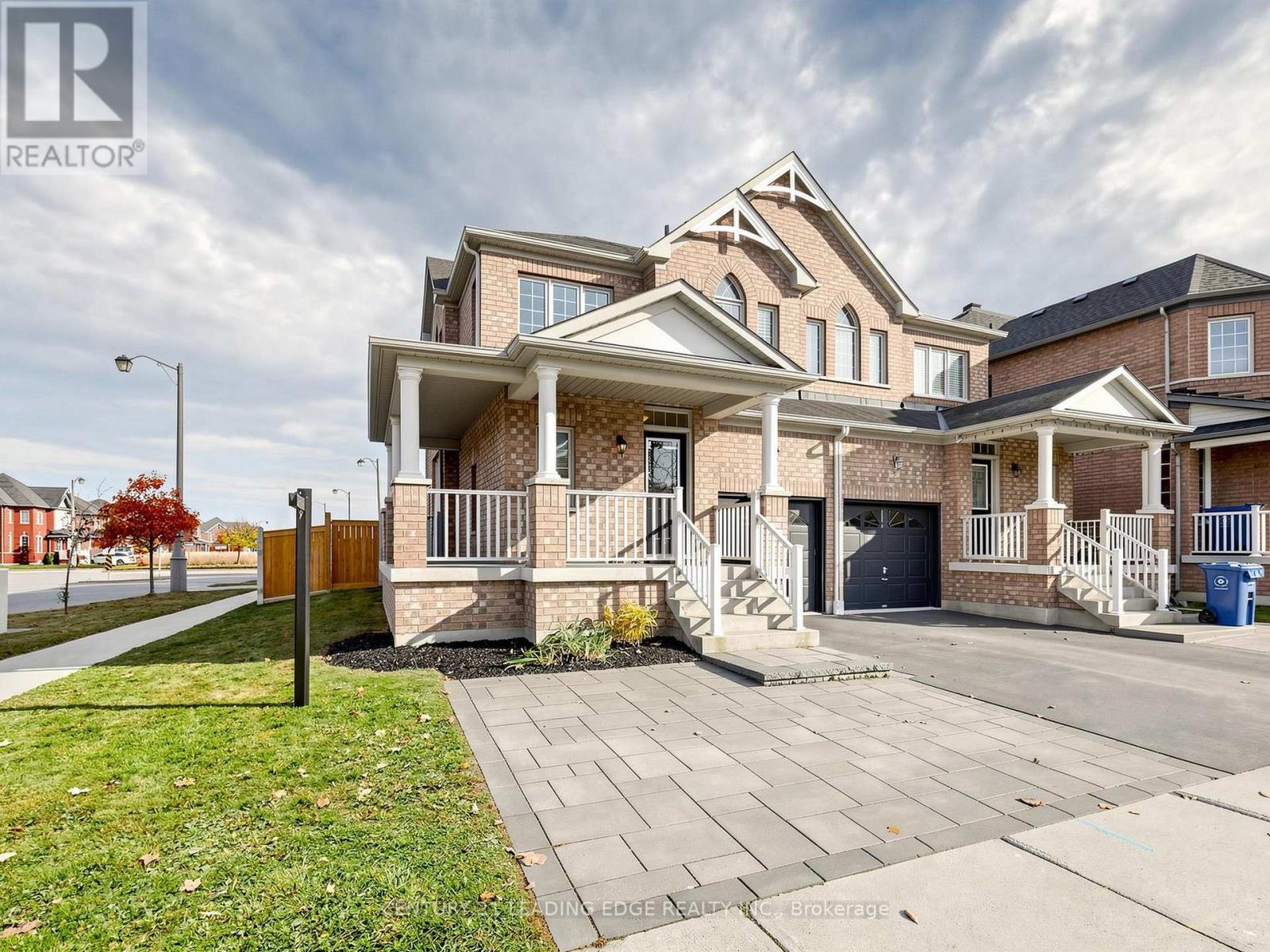 3 BROWN LANE, Whitchurch-Stouffville (Stouffville) — photo 2