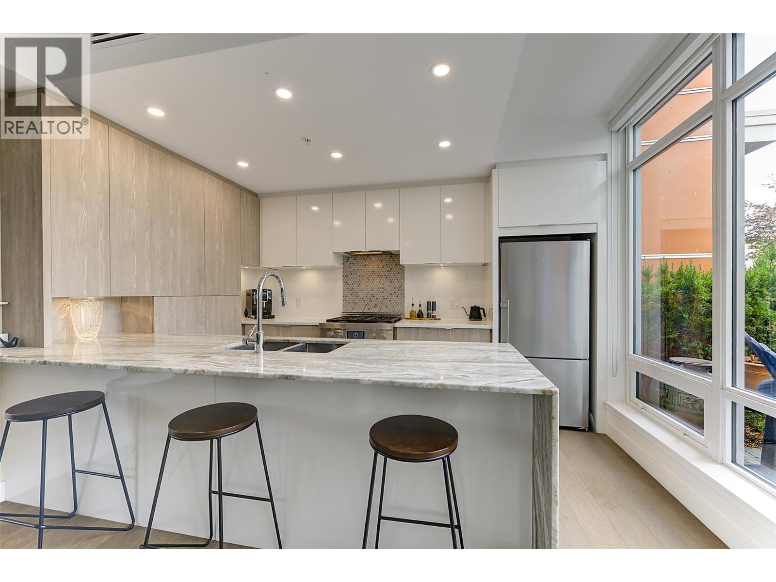 105 1151 Sunset Drive, Kelowna