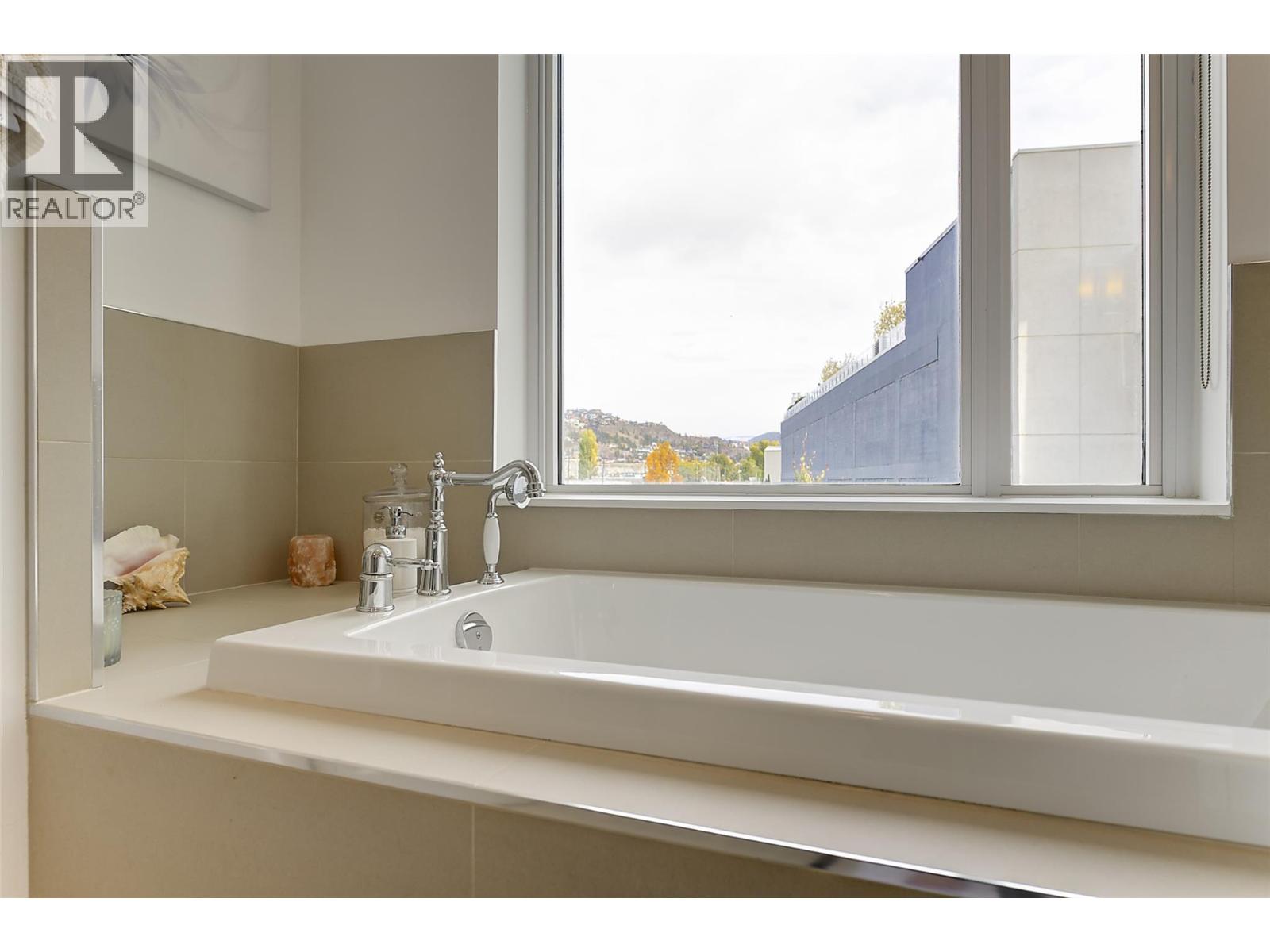 105 1151 Sunset Drive, Kelowna