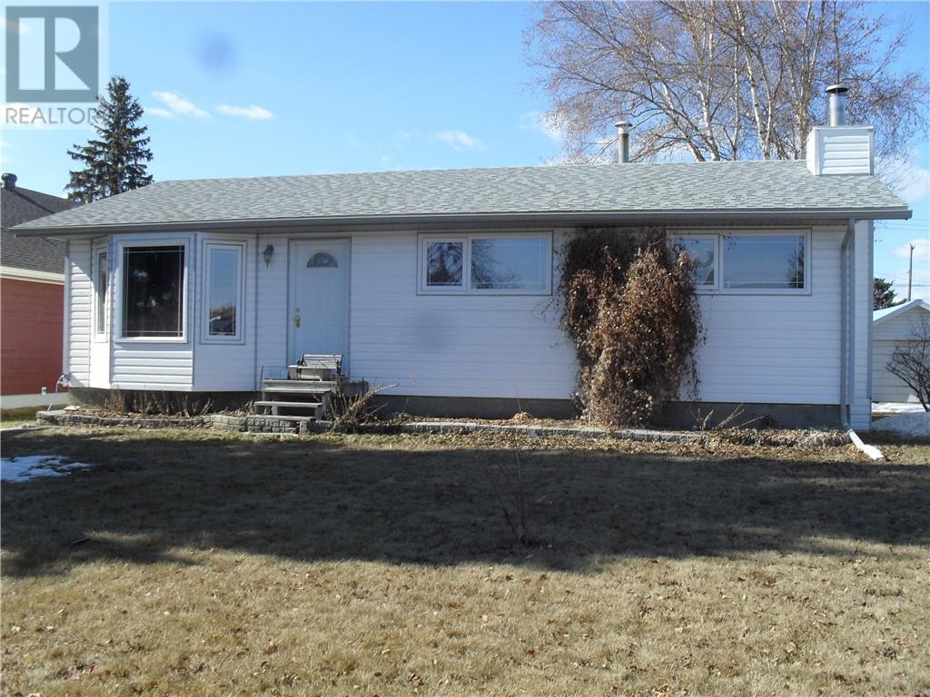 404 3rd Street Ne, Manning, Alberta, T0H2M0 | Photo: 1