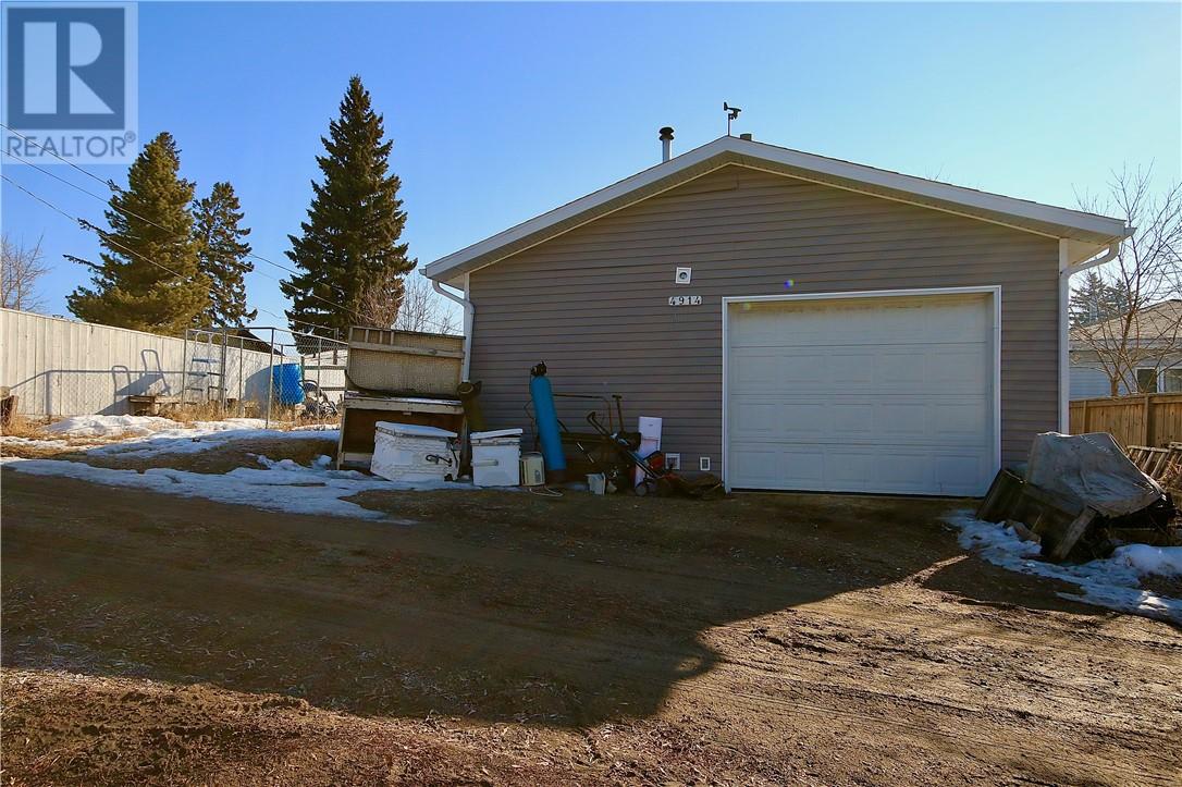 4914 51 Street, Killam House For Sale