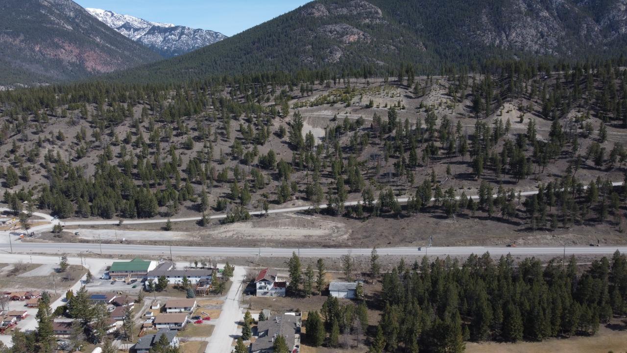 7585 Redstreak Park Road, Radium Hot Springs, British Columbia  V0A 1M0 - Photo 3 - 2454295