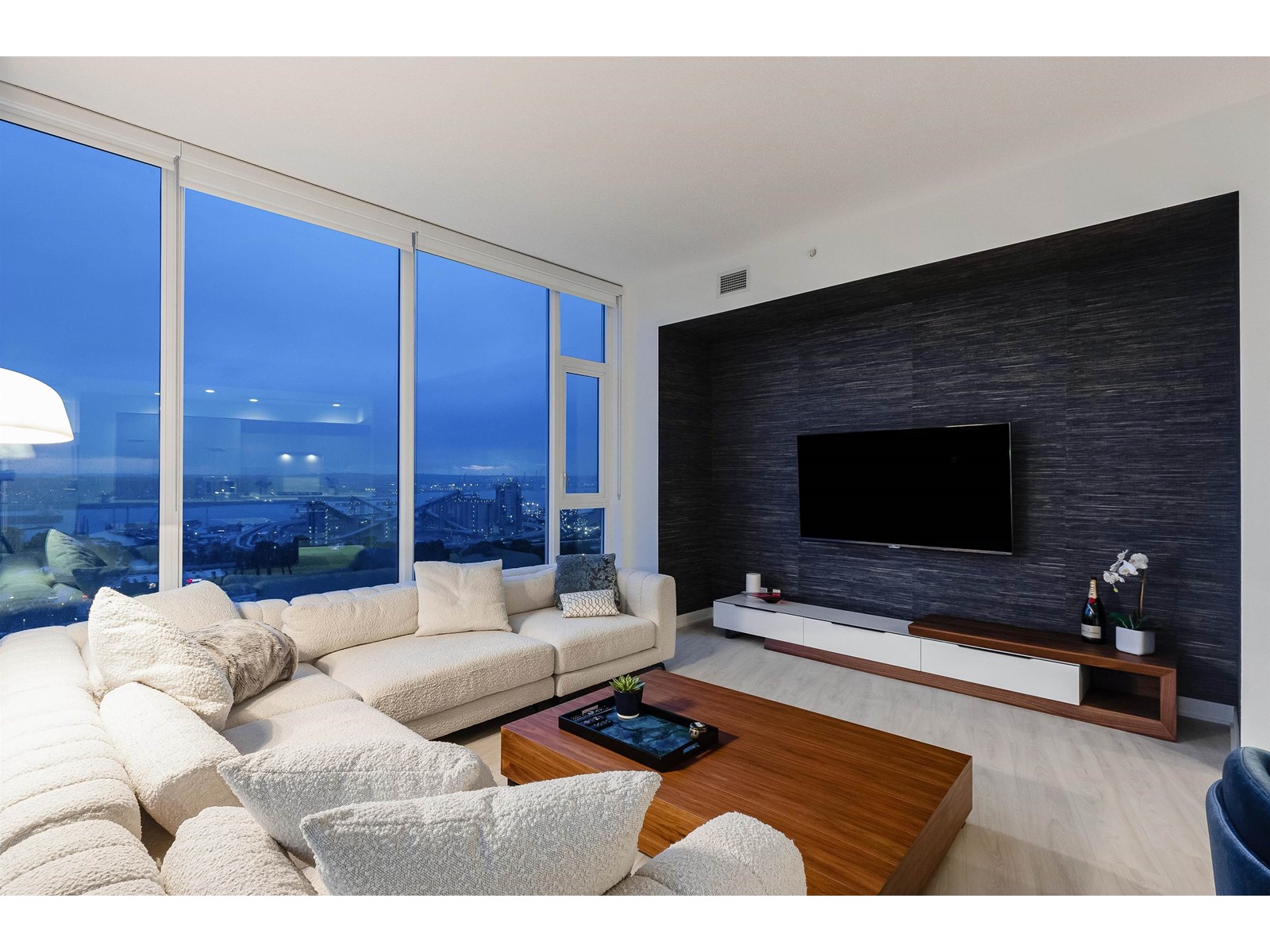 2702 1401 HUNTER STREET, north vancouver, British Columbia