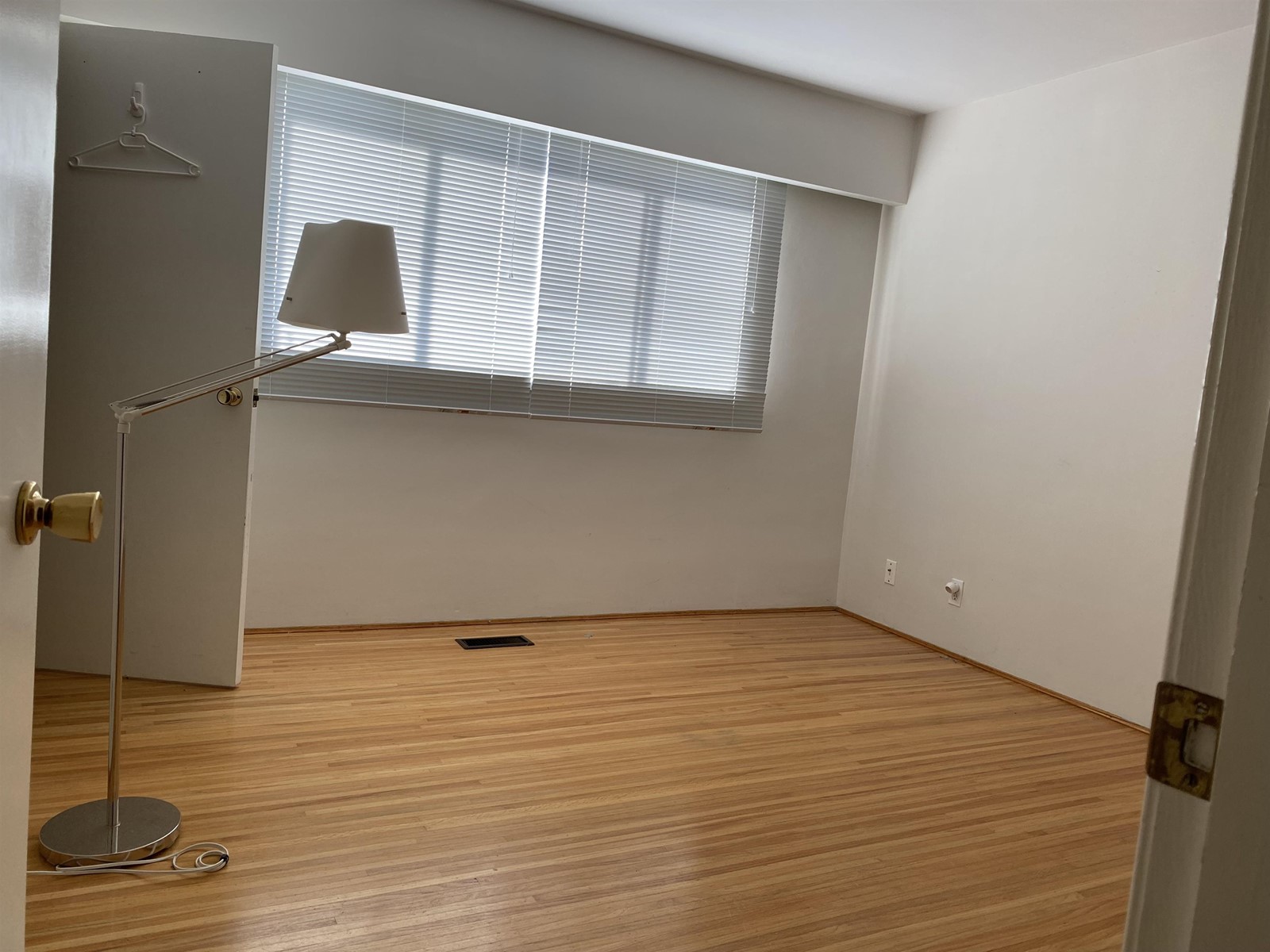 609 Madore Avenue, Coquitlam, British Columbia  V3K 3A8 - Photo 4 - R2740353