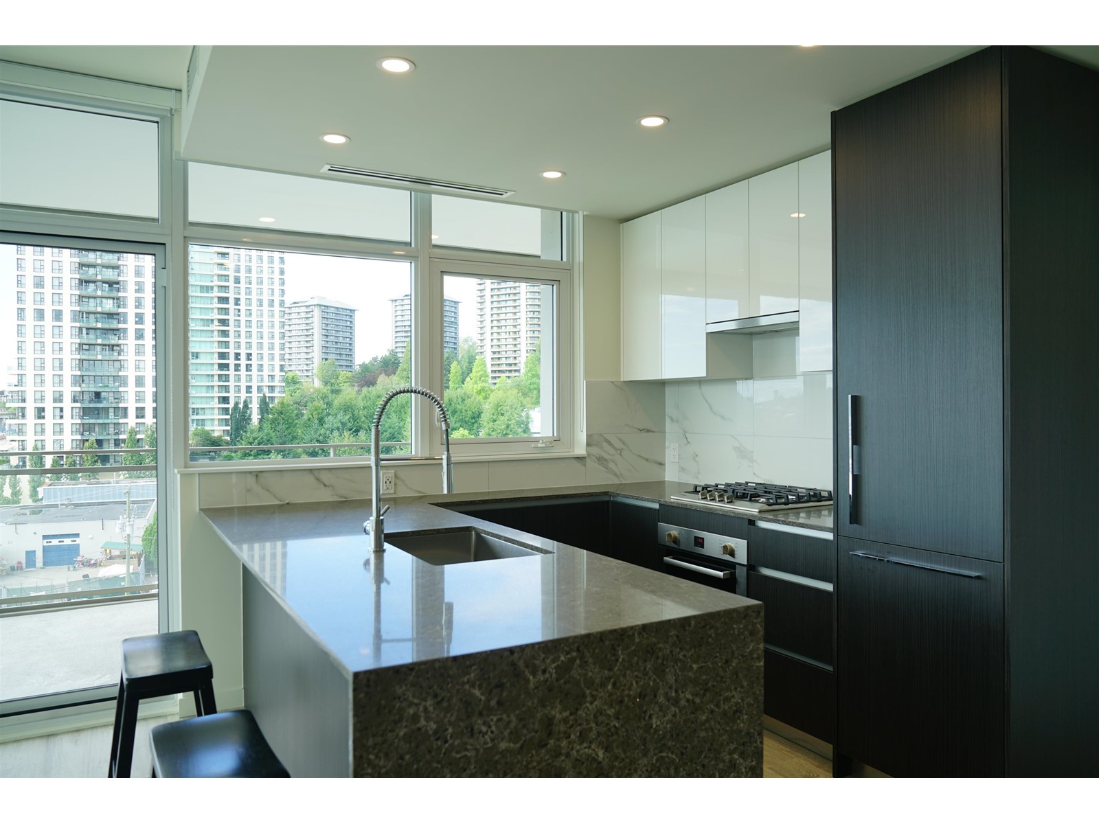 810 5311 Goring Street, Burnaby, British Columbia  V5B 0B5 - Photo 3 - R2749850