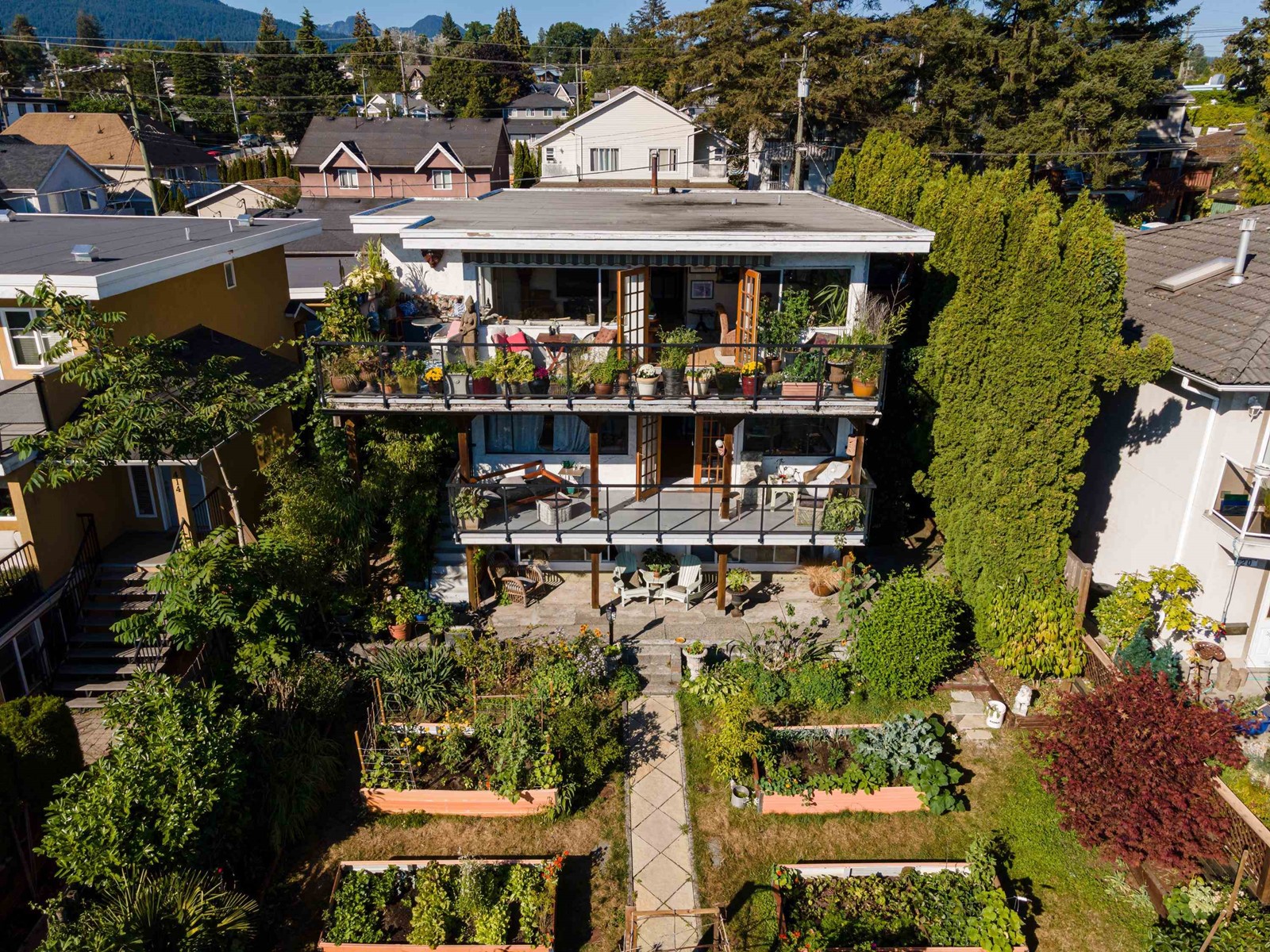 416-418 E 2nd Street, North Vancouver, British Columbia  V7L 1C8 - Photo 3 - R2751935