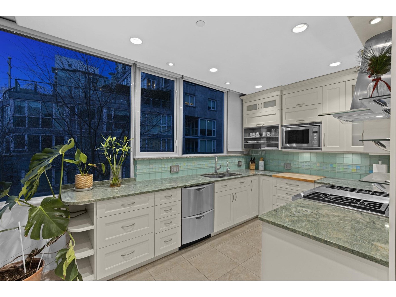 L302 1550 Coal Harbour, Vancouver, British Columbia  V6G 3G1 - Photo 17 - R2756201