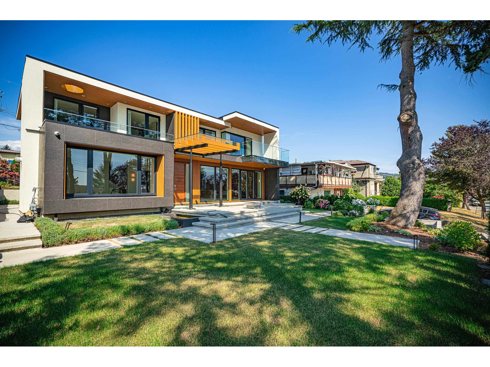 6195 Grant Street, Burnaby, British Columbia  V5B 2K7 - Photo 2 - R2756581