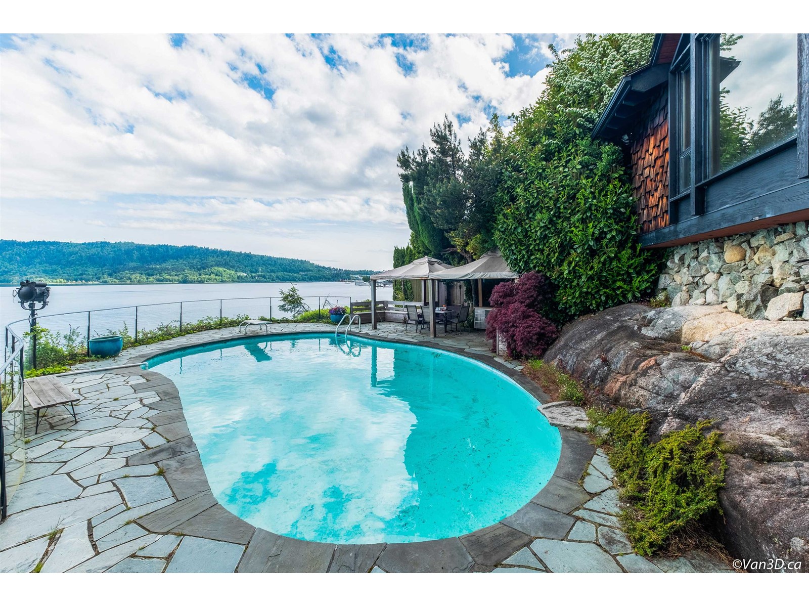 4541 Stonehaven Avenue, North Vancouver, British Columbia  V7G 1E7 - Photo 4 - R2757389