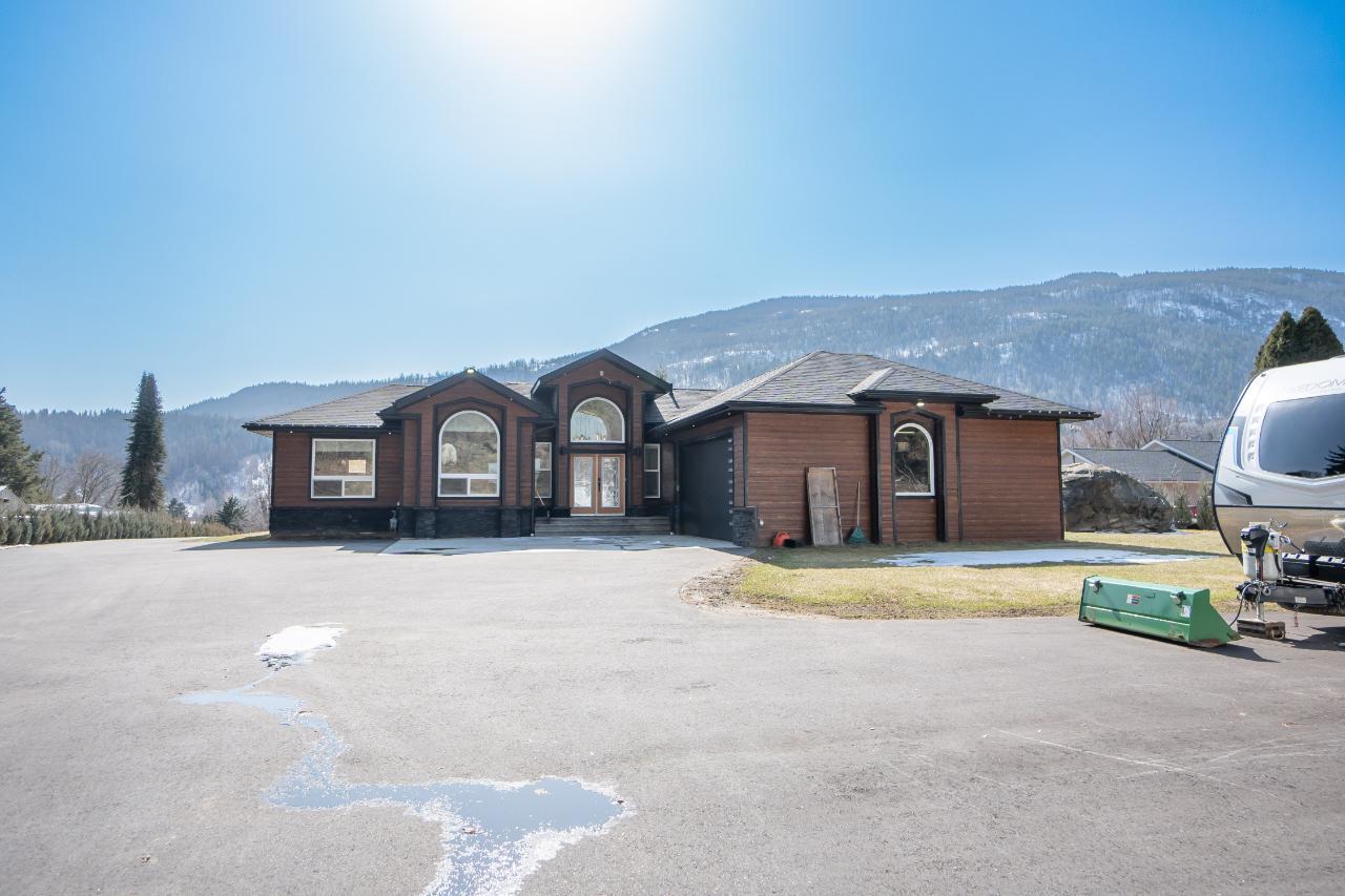 2977 Upper Levels Road, Castlegar, British Columbia  V0G 1X0 - Photo 2 - 2469572