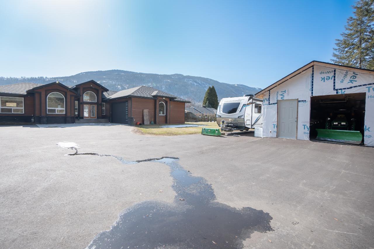 2977 Upper Levels Road, Castlegar, British Columbia  V0G 1X0 - Photo 3 - 2469572