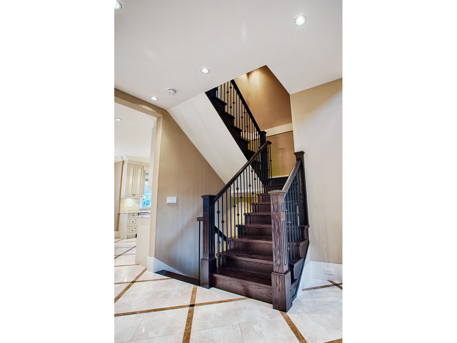 5538 Meadedale Drive, Burnaby, British Columbia  V5B 2E8 - Photo 5 - R2761053