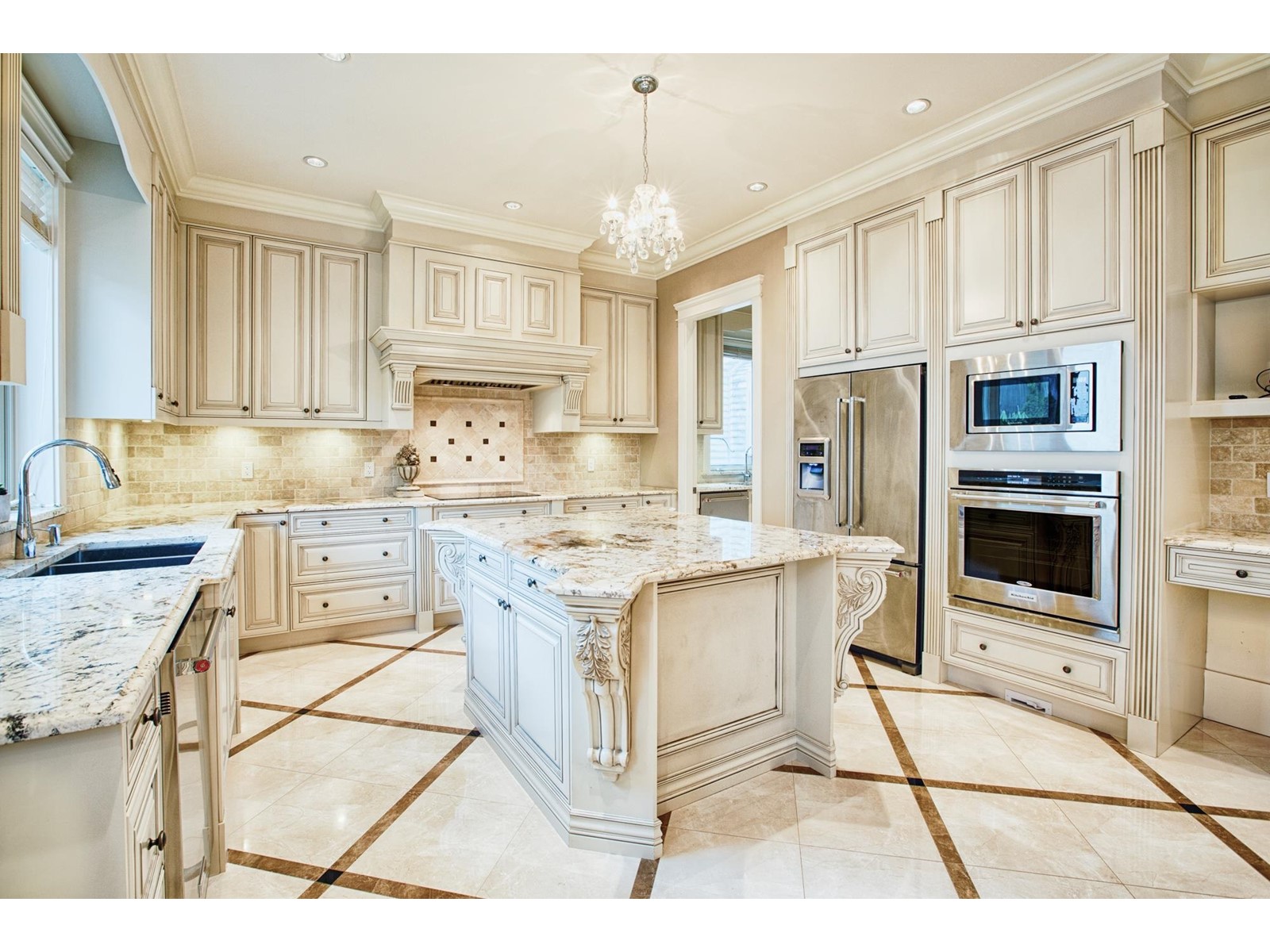 5538 Meadedale Drive, Burnaby, British Columbia  V5B 2E8 - Photo 9 - R2761053