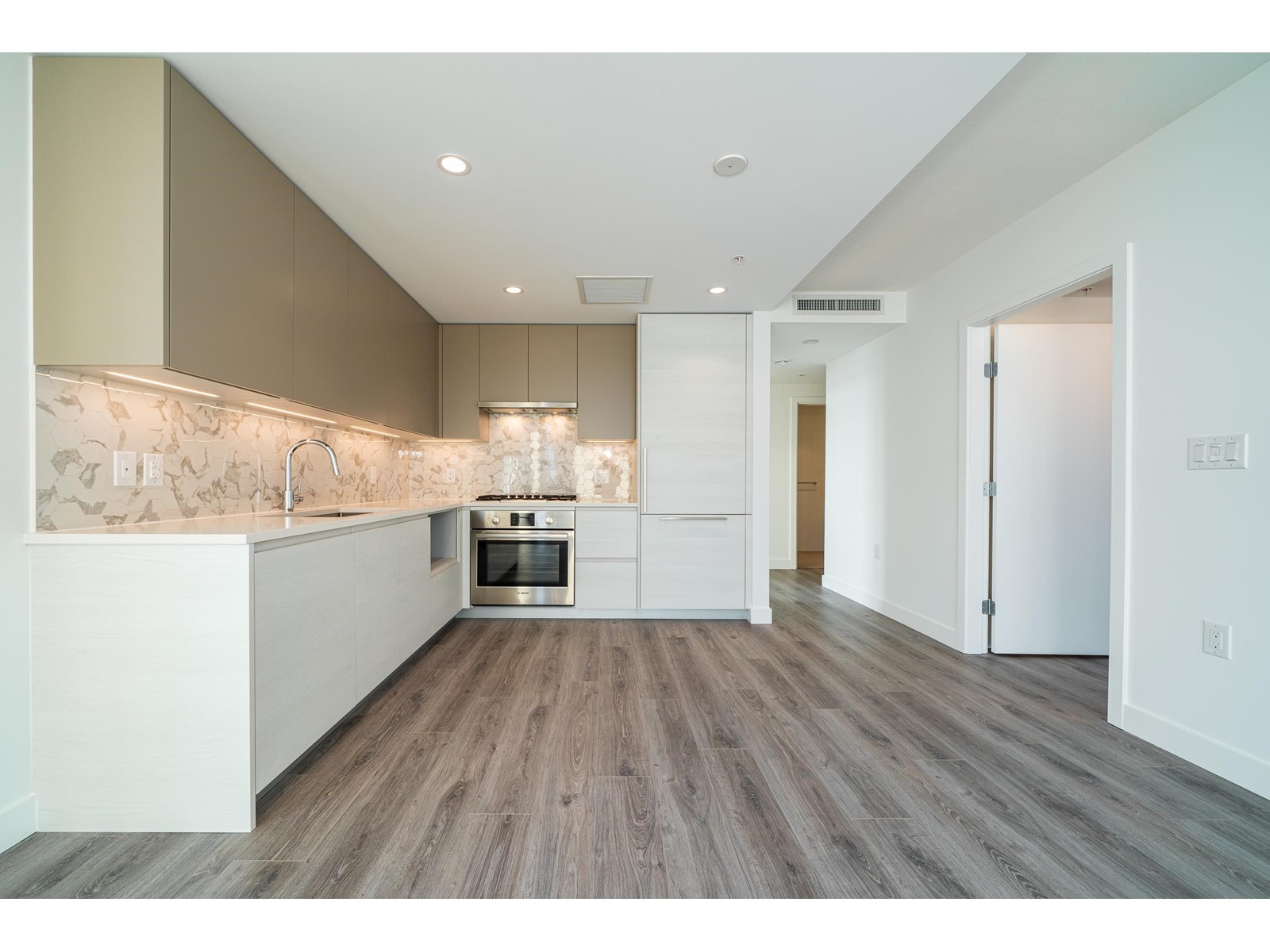 2002 8188 Fraser Street, Vancouver, British Columbia  V5X 0J8 - Photo 3 - R2747921