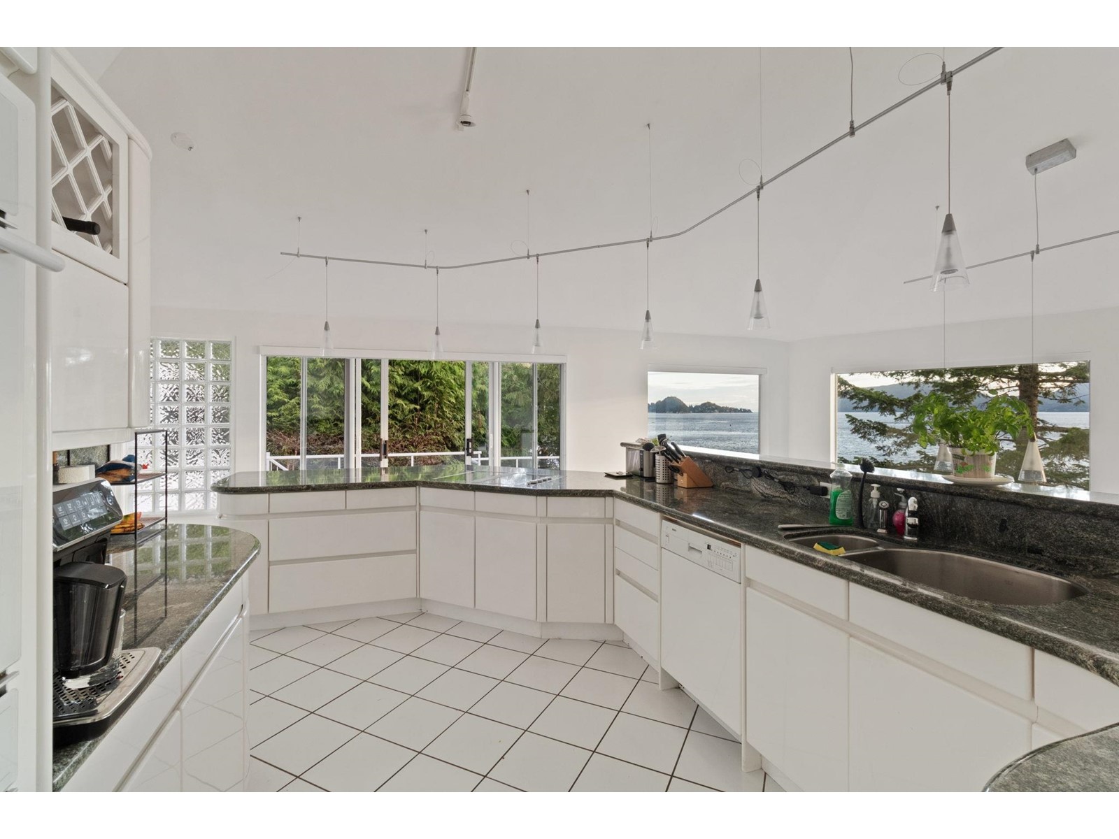 6 Montizambert Wynd, Vancouver, British Columbia  V7W 1R8 - Photo 12 - R2763874