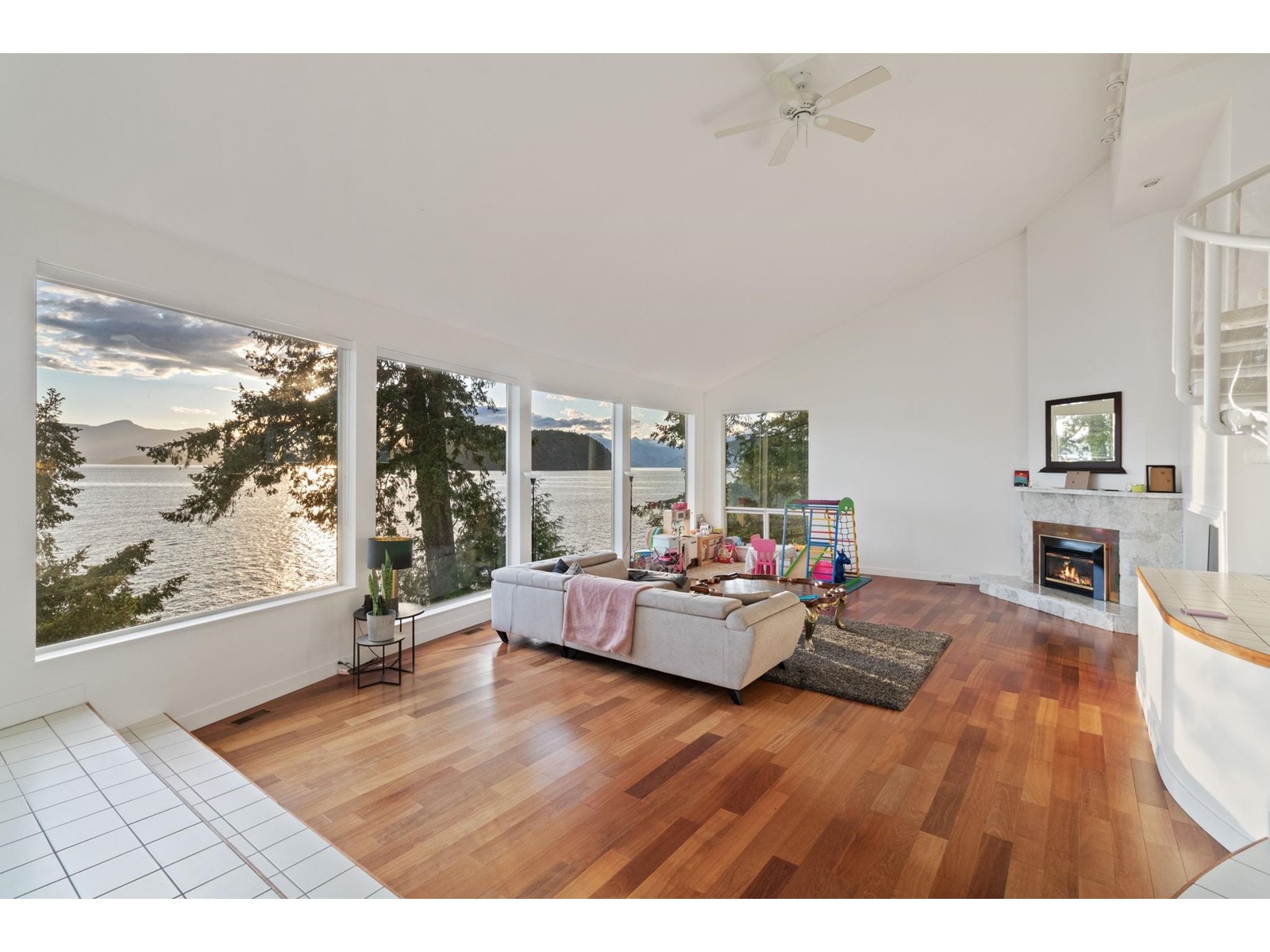6 Montizambert Wynd, Vancouver, British Columbia  V7W 1R8 - Photo 8 - R2763874