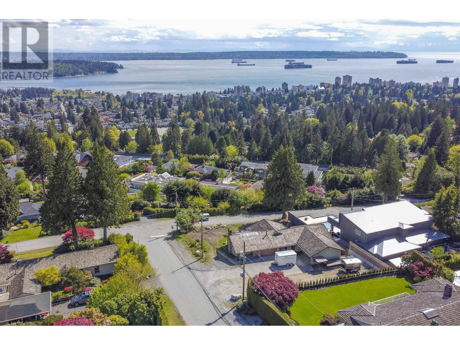 1915 12th Street, West Vancouver, British Columbia  V7S 2T1 - Photo 2 - R2765614