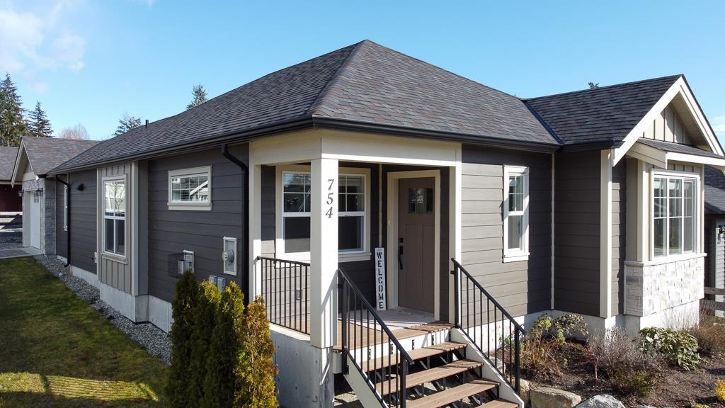 754 Wright Road, Gibsons, British Columbia  V0N 1V7 - Photo 1 - R2765939