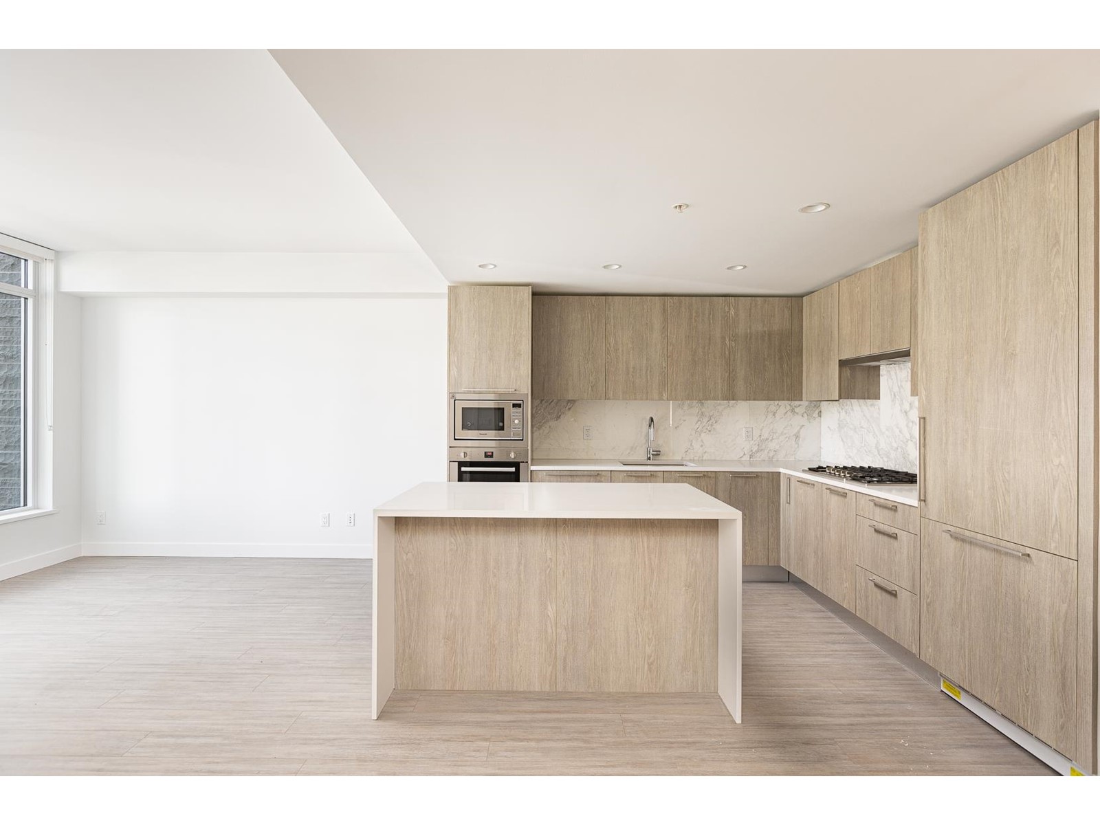 6428 Silver Avenue, Burnaby, British Columbia  V0V 0V0 - Photo 2 - R2767851