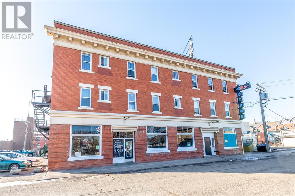 733 4 Street Se, Medicine Hat, Alberta  T1A 0L3 - Photo 3 - A2040761