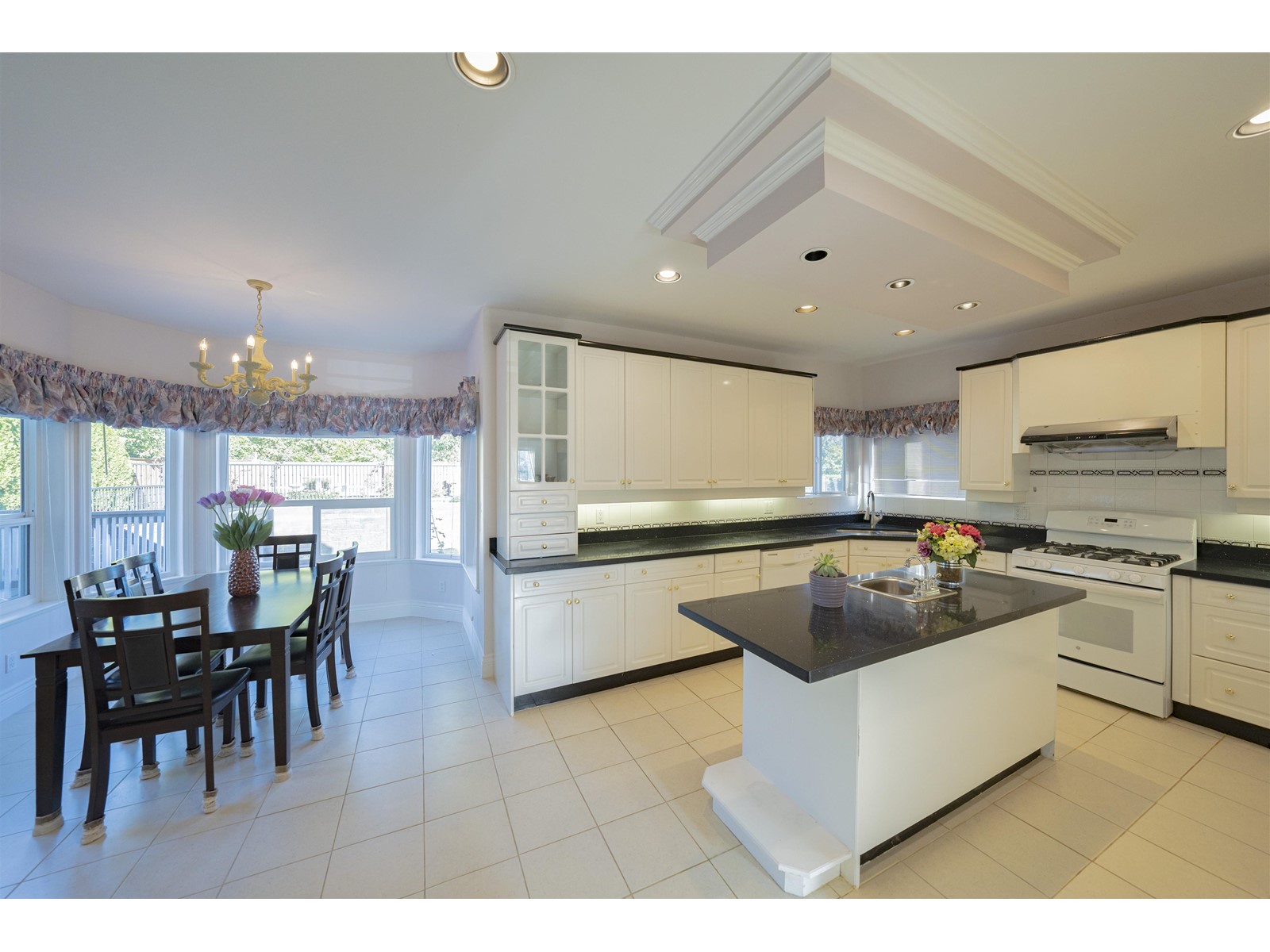 3155 Silverthrone Drive, Coquitlam, British Columbia  V3E 3C3 - Photo 8 - R2768875