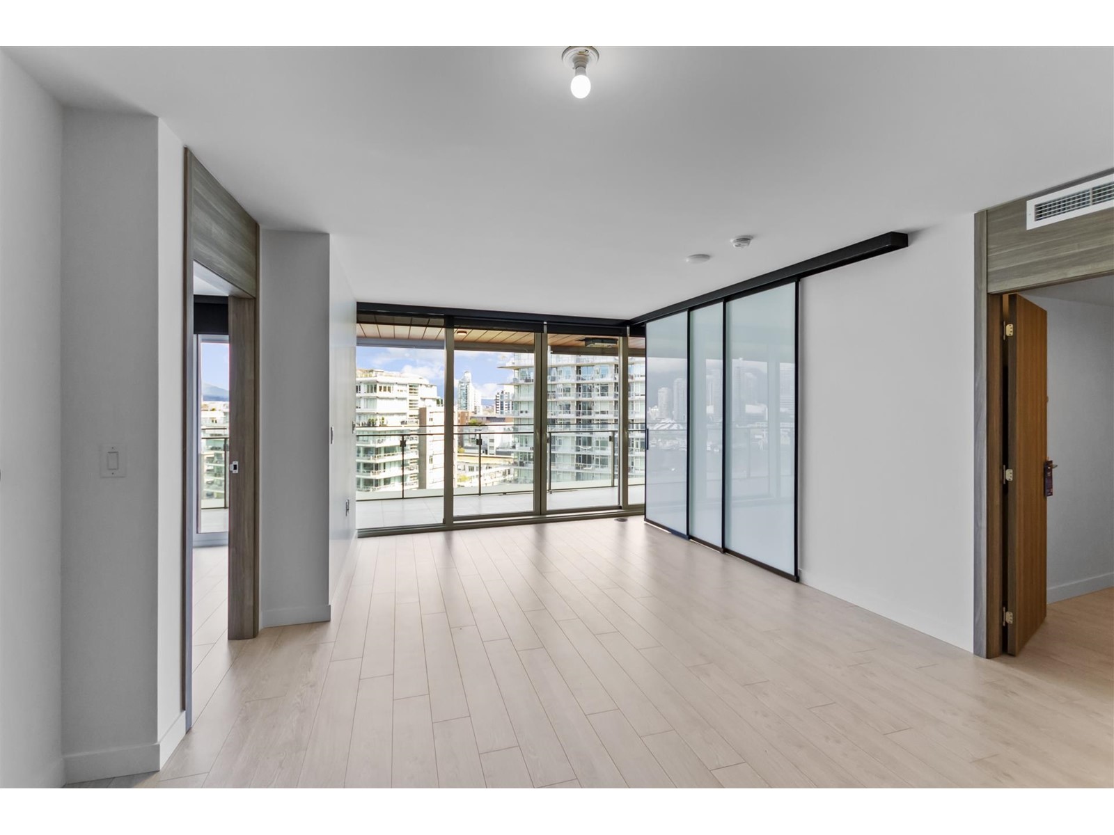 1308 1768 Cook Street, Vancouver, British Columbia  V5Y 0N3 - Photo 8 - R2769709