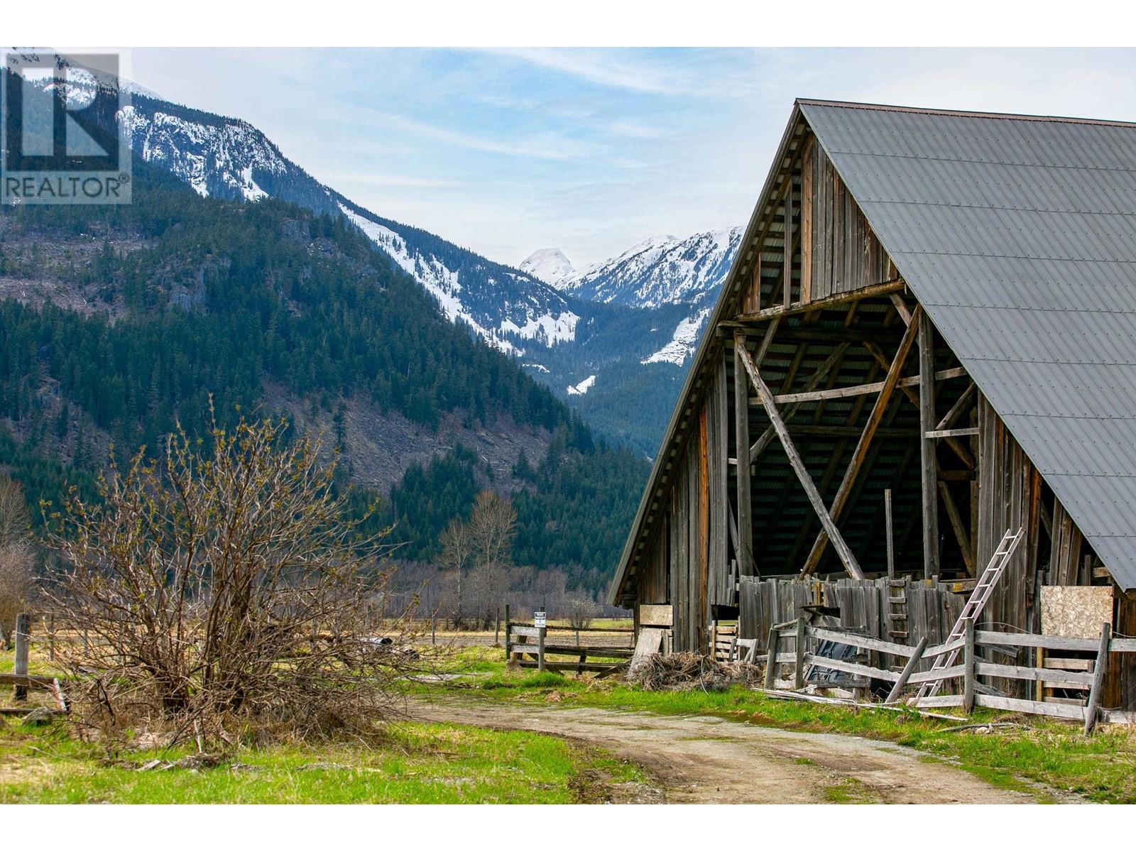7631 Pemberton Meadows Road, Pemberton, British Columbia V0N 2L2 - Photo 12 - R2772716