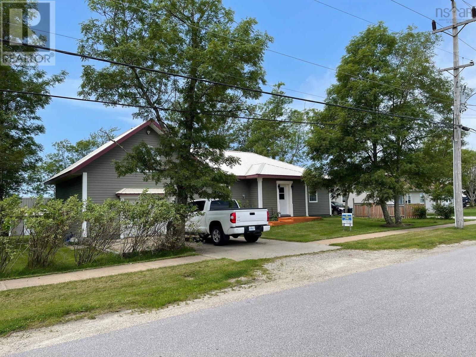 34 Clements Avenue, Yarmouth, Nova Scotia  B5A 2L7 - Photo 2 - 202226047