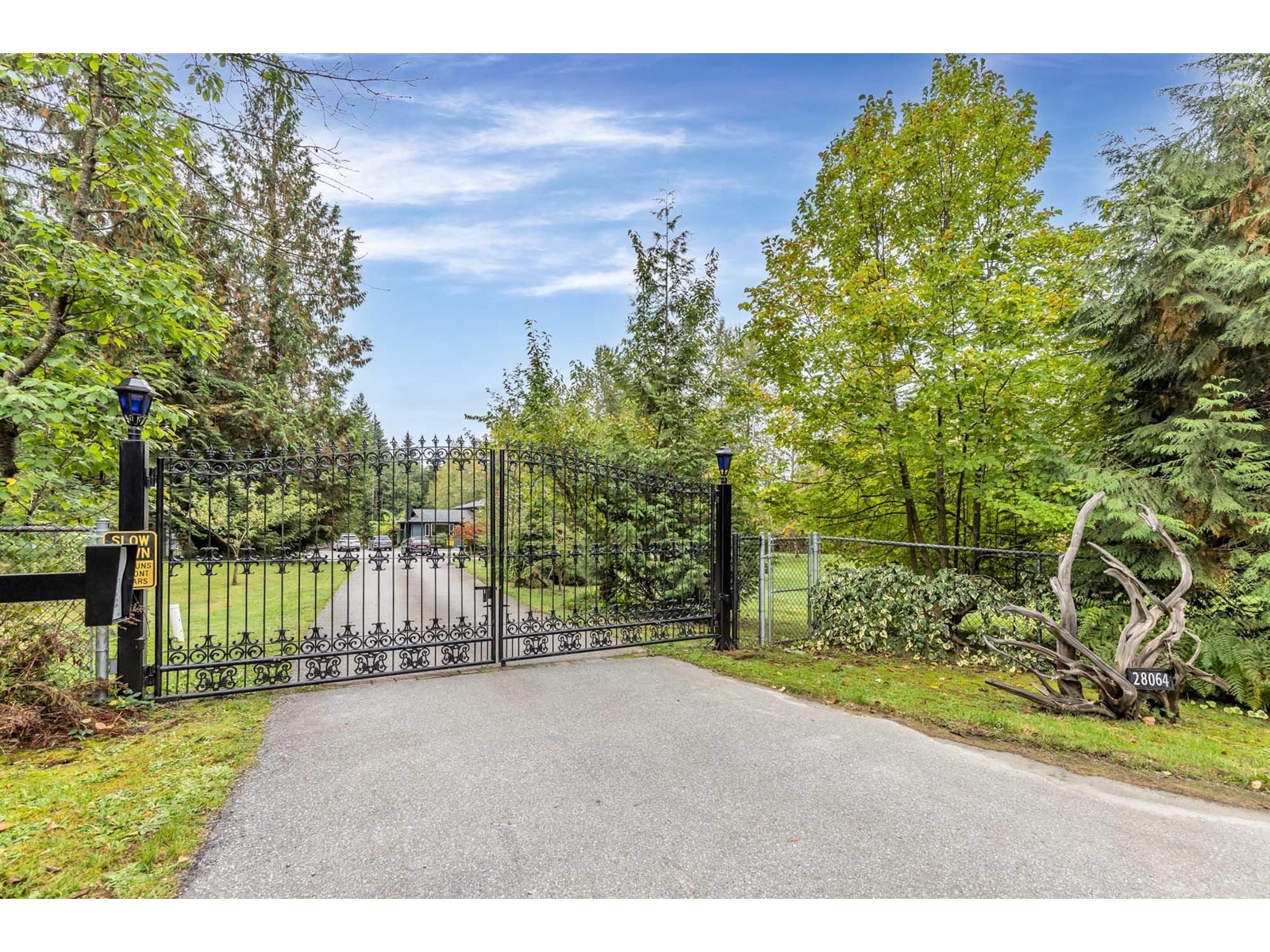 28064 112 Avenue, Maple Ridge, British Columbia  V2W 1M9 - Photo 2 - R2774456