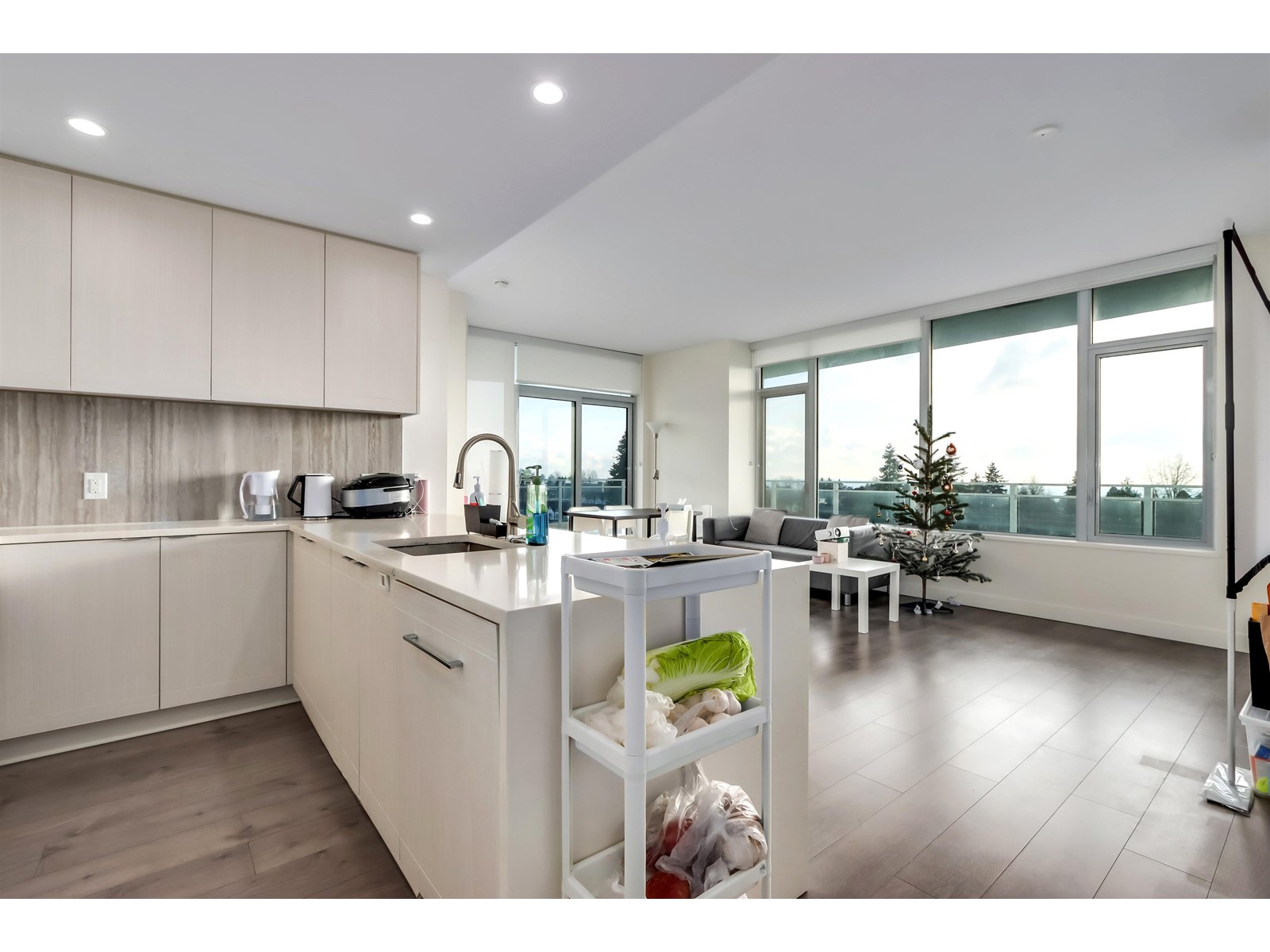 604 5051 Imperial Street, Burnaby, British Columbia  V5J 0J3 - Photo 2 - R2775505