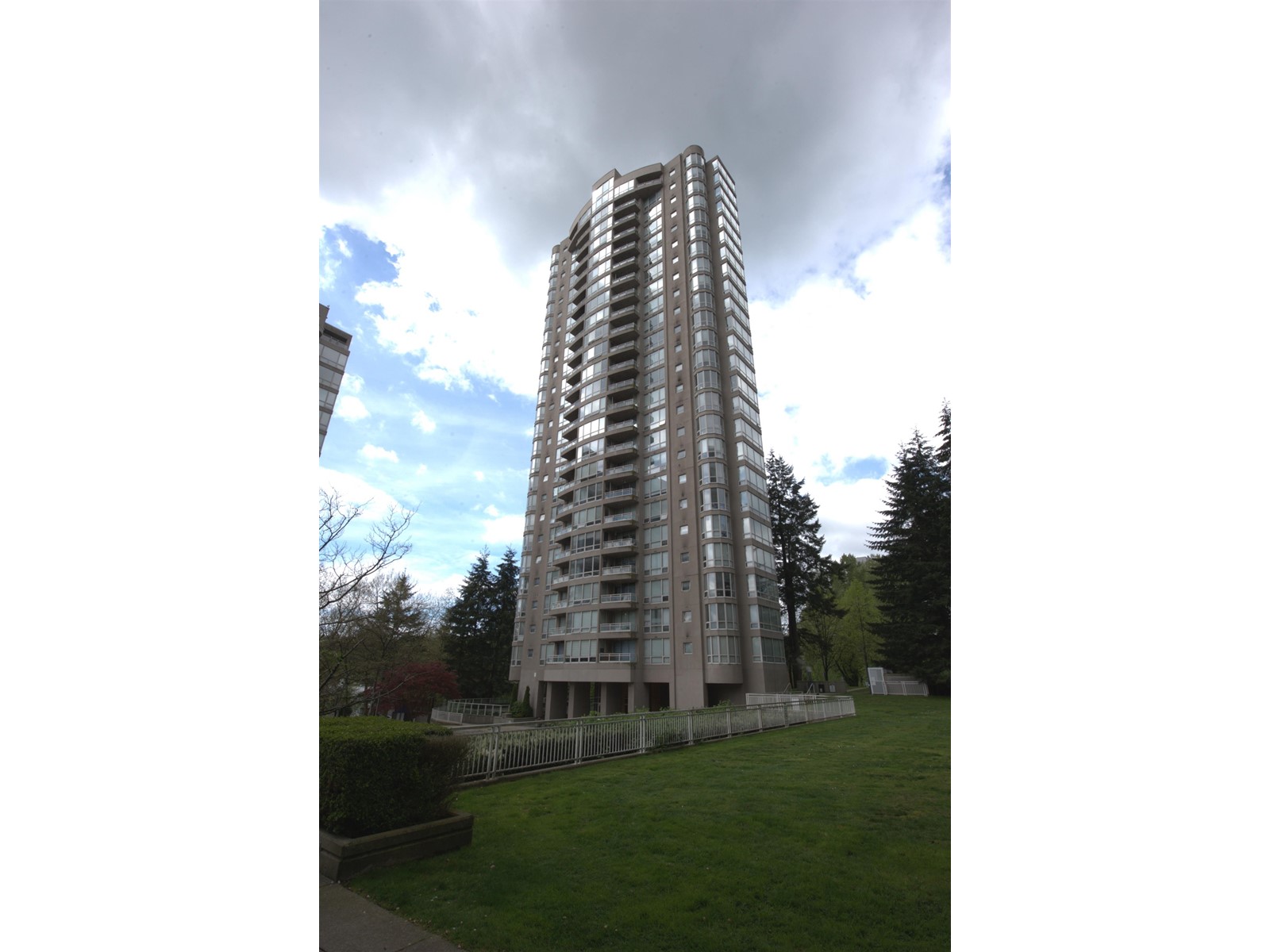 1901 9603 Manchester Drive, Burnaby, British Columbia  V3N 4Y7 - Photo 2 - R2775482