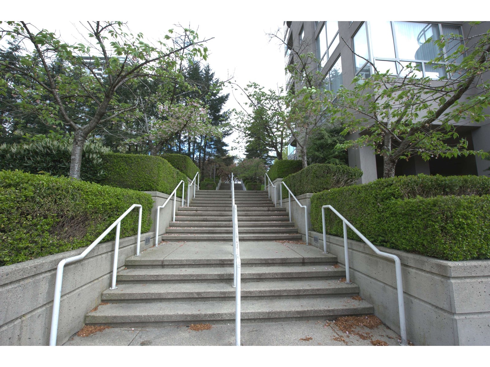 1901 9603 Manchester Drive, Burnaby, British Columbia  V3N 4Y7 - Photo 1 - R2775482